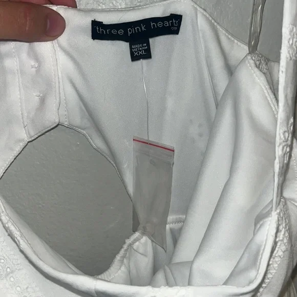 White eyelet dress with open back and thicker straps. Brand new, never worn! - Picture 7 of 7